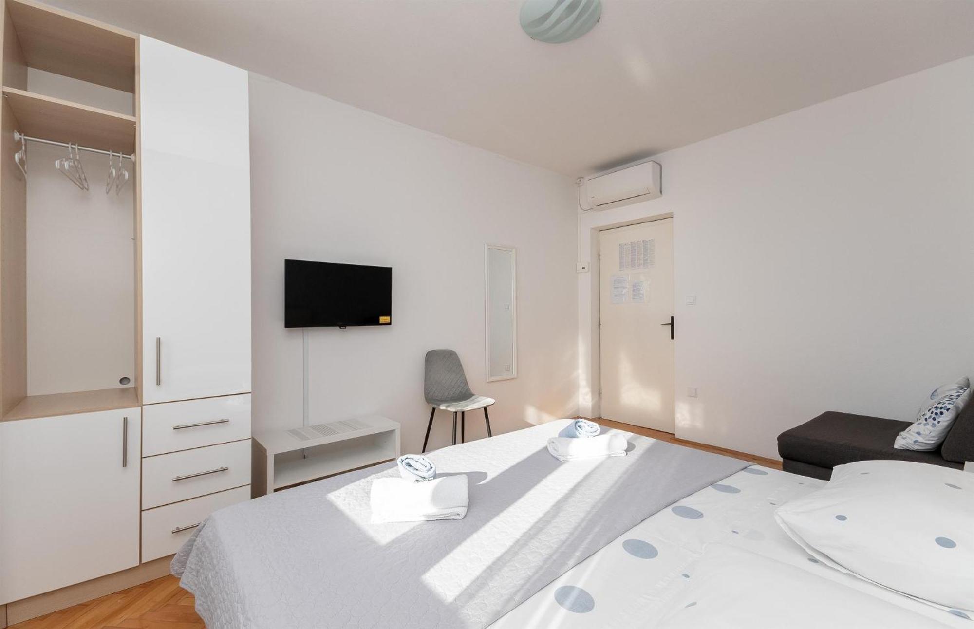 Apartments Ivan - With Parking Omiš Exterior foto